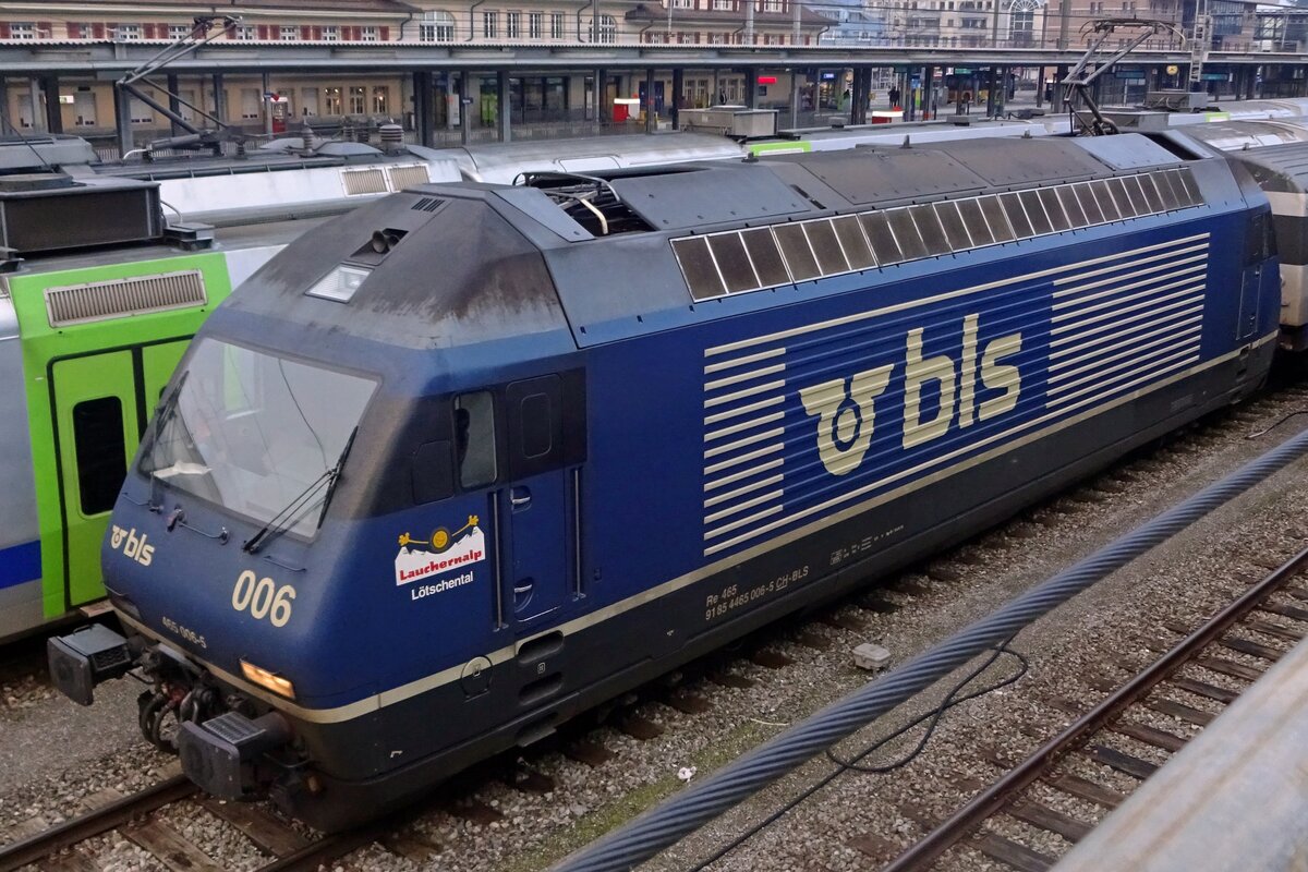 Am 2 Januari 2020 steht BLS 465 006 in Spiez. Dieses Bild wurde von Weg beim Hintereingang des Bahnhofes Spiez gemacht.