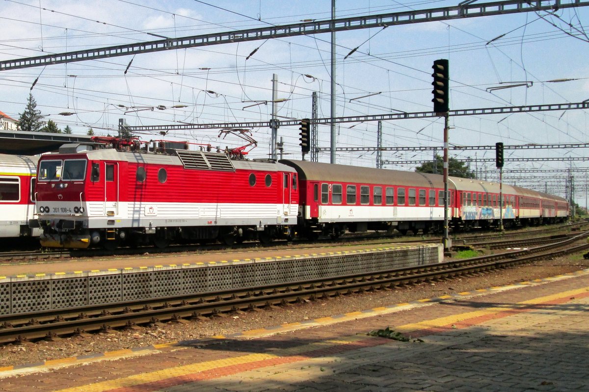 Am 2 Juni 2015 treft ZSSK 361 108 in Bratislava hl.st. ein.