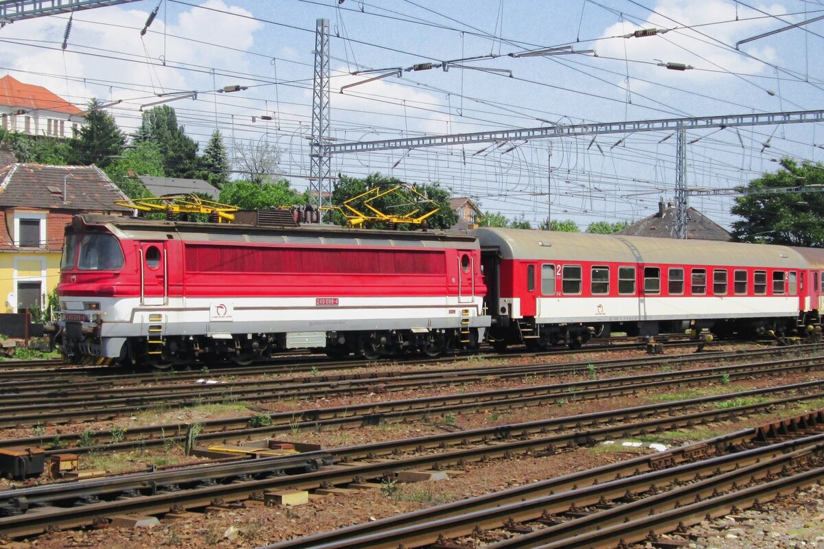 Am 2 Juni 2015 treft 240 098 mit ein Regionalbahn aus Galanta in Bratislava hl.st. ein.