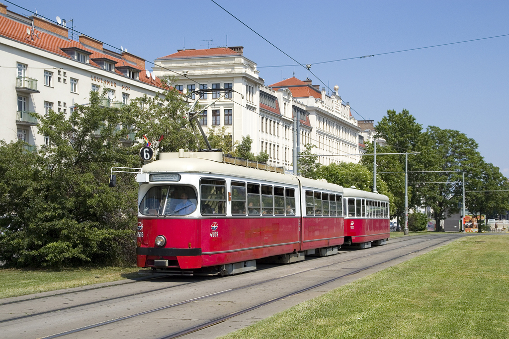 Am 2. Juni 2017 ist E1 4509 gemeinsam mit c3 1222 auf der Linie 6 am Margaretengürtel in Richtung Burggasse - Stadthalle unterwegs. 