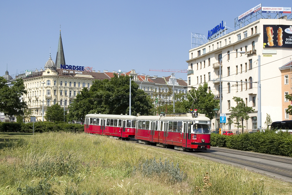 Am 2. Juni 2017 ist E1 4509 mit c3 1222 als Linie 6 am Mariahilfer Gürtel in Richtung Kaiserebersdorf unterwegs. 