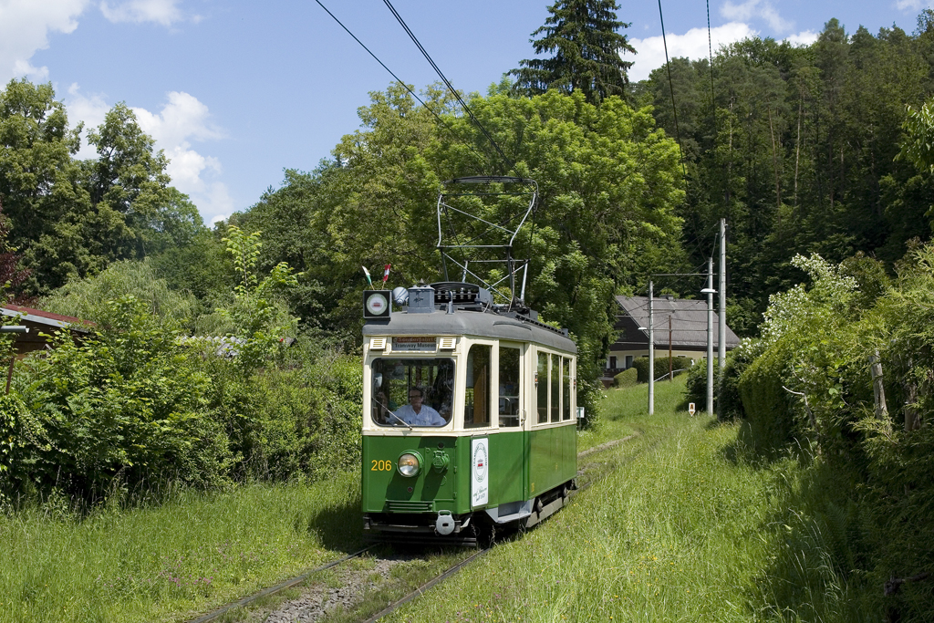 Am 2. Juni 2019 fand im Tramway Museum Graz das diesjährige Saisonfest unter dem Motto  70 Jahre Wagenserie 200  statt. 


Hier ist Wagen 206 im Zubringerverkehr bei St. Johann zu sehen.


