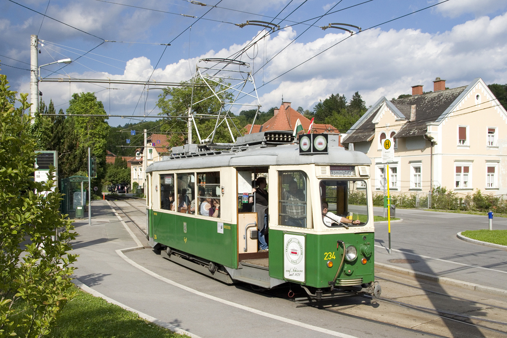 Am 2. Juni 2019 fand im Tramway Museum Graz das diesjährige Saisonfest unter dem Motto  70 Jahre Wagenserie 200  statt.

Triebwagen 234 macht sich hier gerade in Mariagrün auf den Weg in Richtung Innenstadt. 
