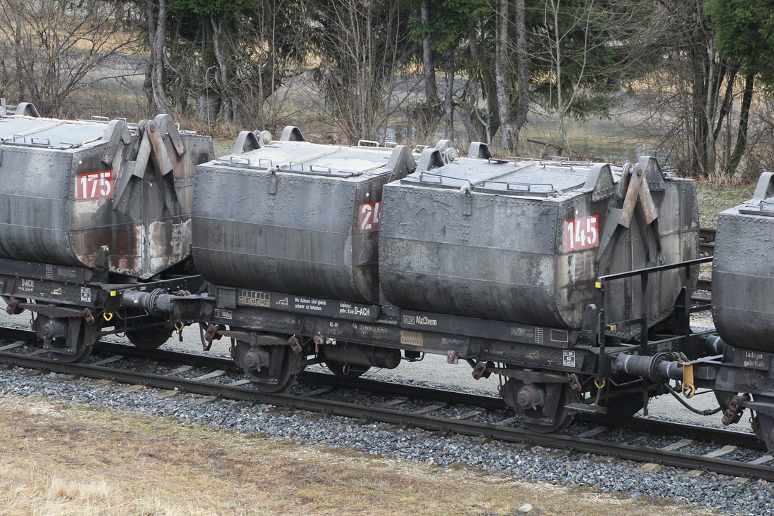 Am 2. März 2017 konnte ich in Garching (Alz) diese Kübelwagen der AlzChem ablichten.