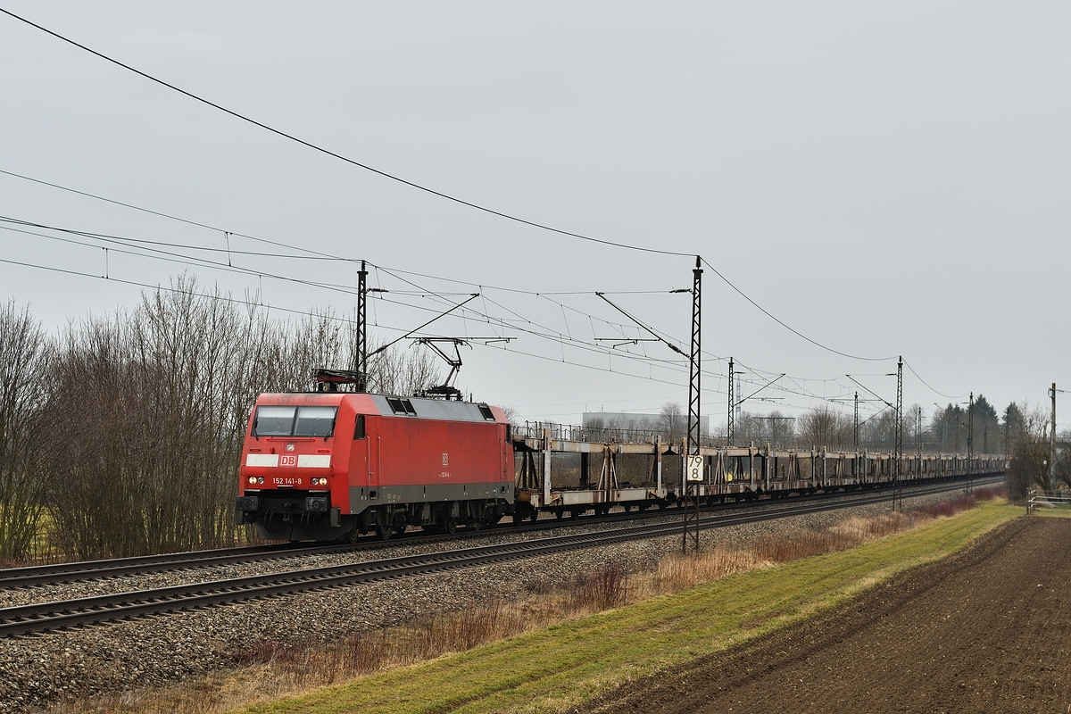 Am 2. März 2019 zog 152 141 einen leeren Autotransportzug über die KBS 980 Richtung Augsburg. Die Aufnahme entstand zwischen Pfuhl und Burlafingen. 