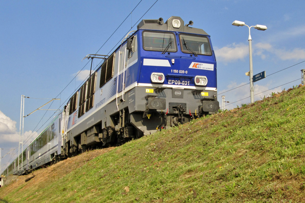 Am 2 Mai 2016 steht EP09-031 in Warszawa Wschodnia.