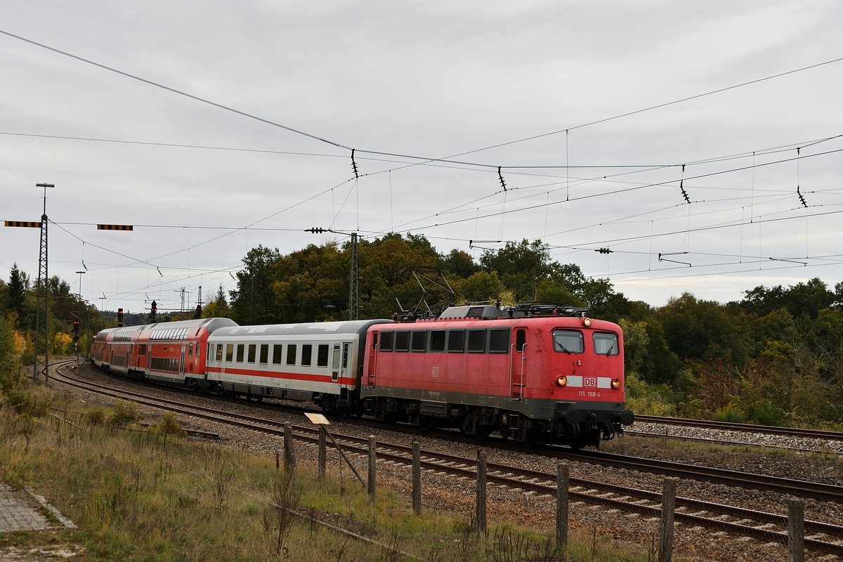 Am 2. Oktober 2018 zog 115 198 PbZ 2460 durch den alten Bahnhof von Westerstetten.