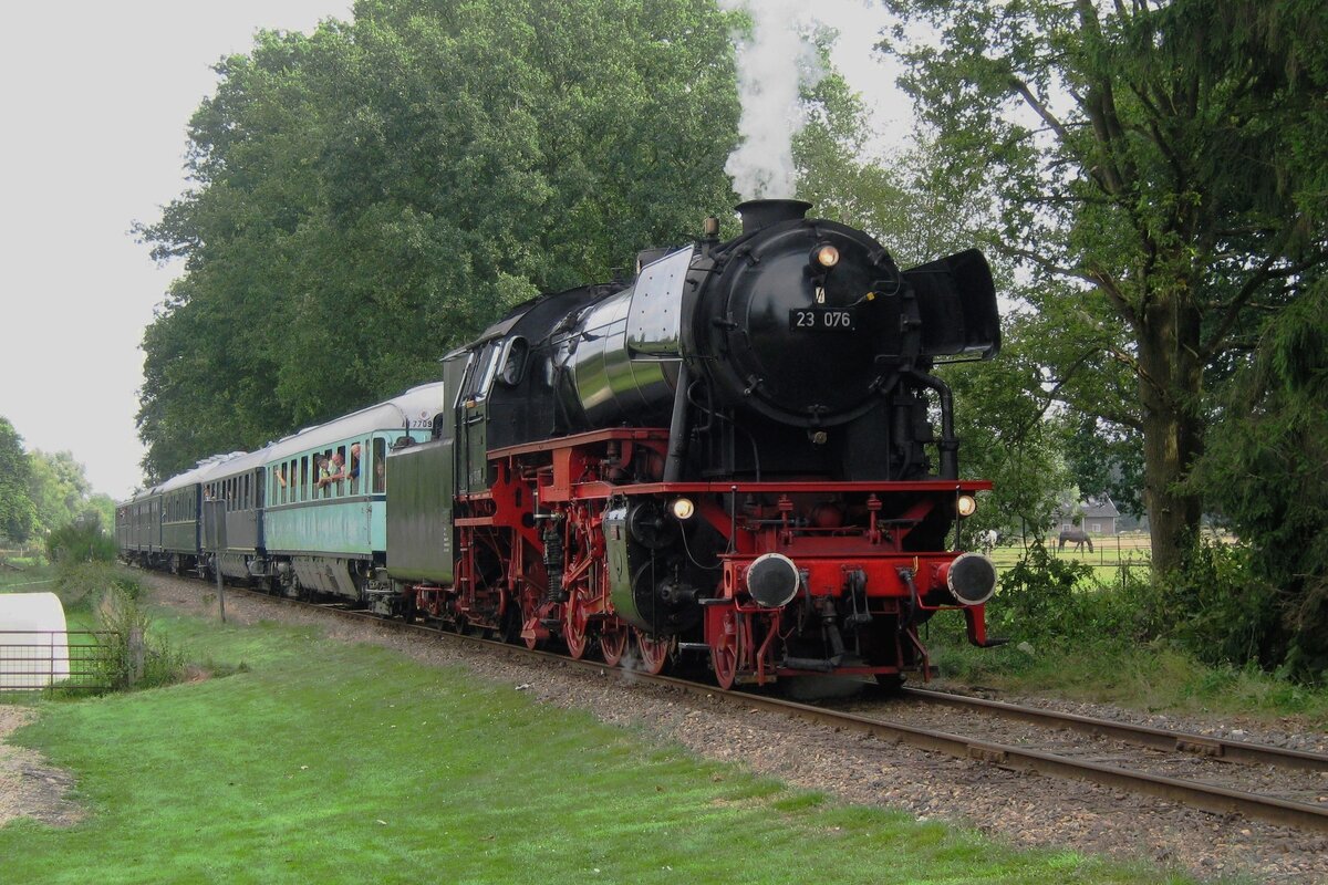 Am 2 September 2012 treft 23 076 mit ein Sonderzug in Loenen ein. Der Zug besteht aus ein PLan-D, ein PLan-K (PLan-D modifikation nach 1945), ein CIWL-Speisewagen und zwei PLan-W Wagen.