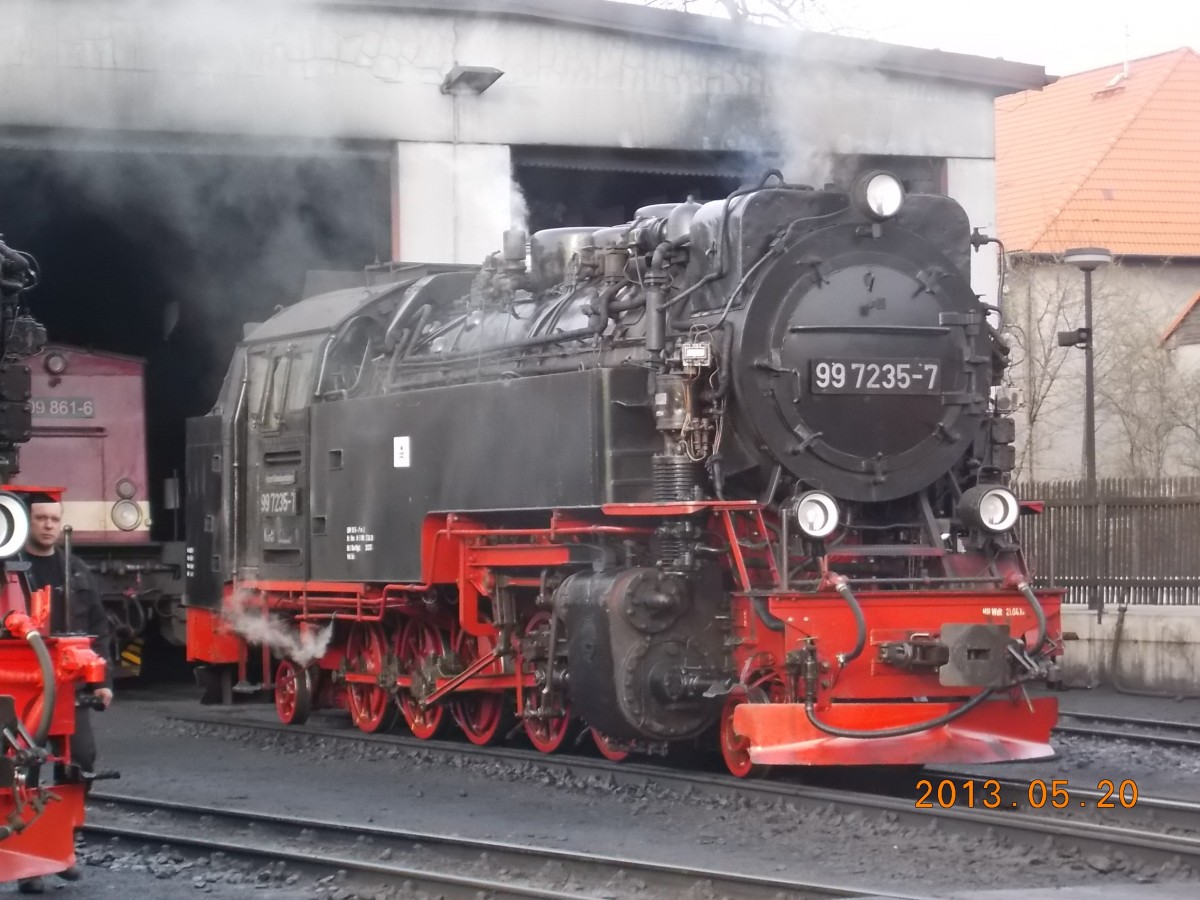 Am 20. April 2013, am Ende des Tages, ist die 99 7235-7 in Wernigerode bereit für die Bekohlung. 