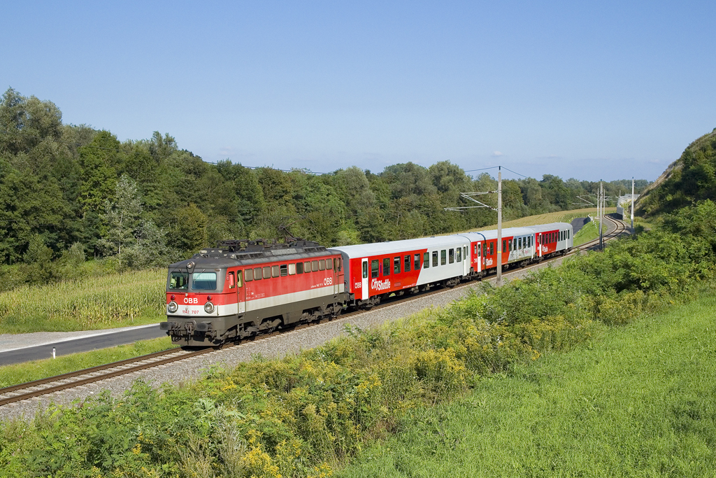 Am 20. August 2016 ist 1142 707 mit dem  Rad'l - Pers  4146 von Spielfeld-Straß nach Graz Hauptbahnhof unterwegs und konnte kurz vor Ehrenhausen auf den Chip gebannt werden. 