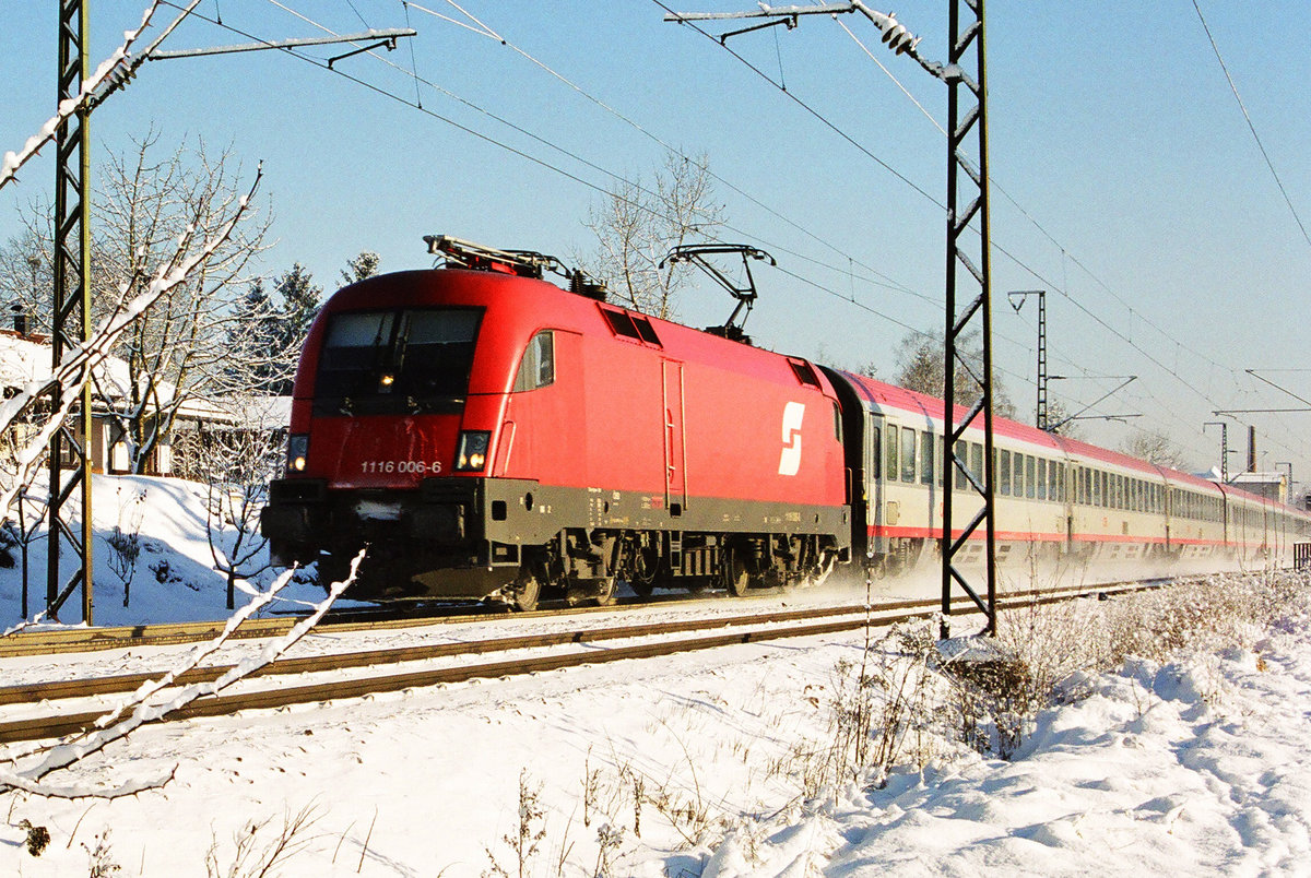 Am 20. Dezember 2004 befördert Lok 1116 006 einen IC der ÖBB bei Perach (Freilassing) in Richtung Rosenheim.