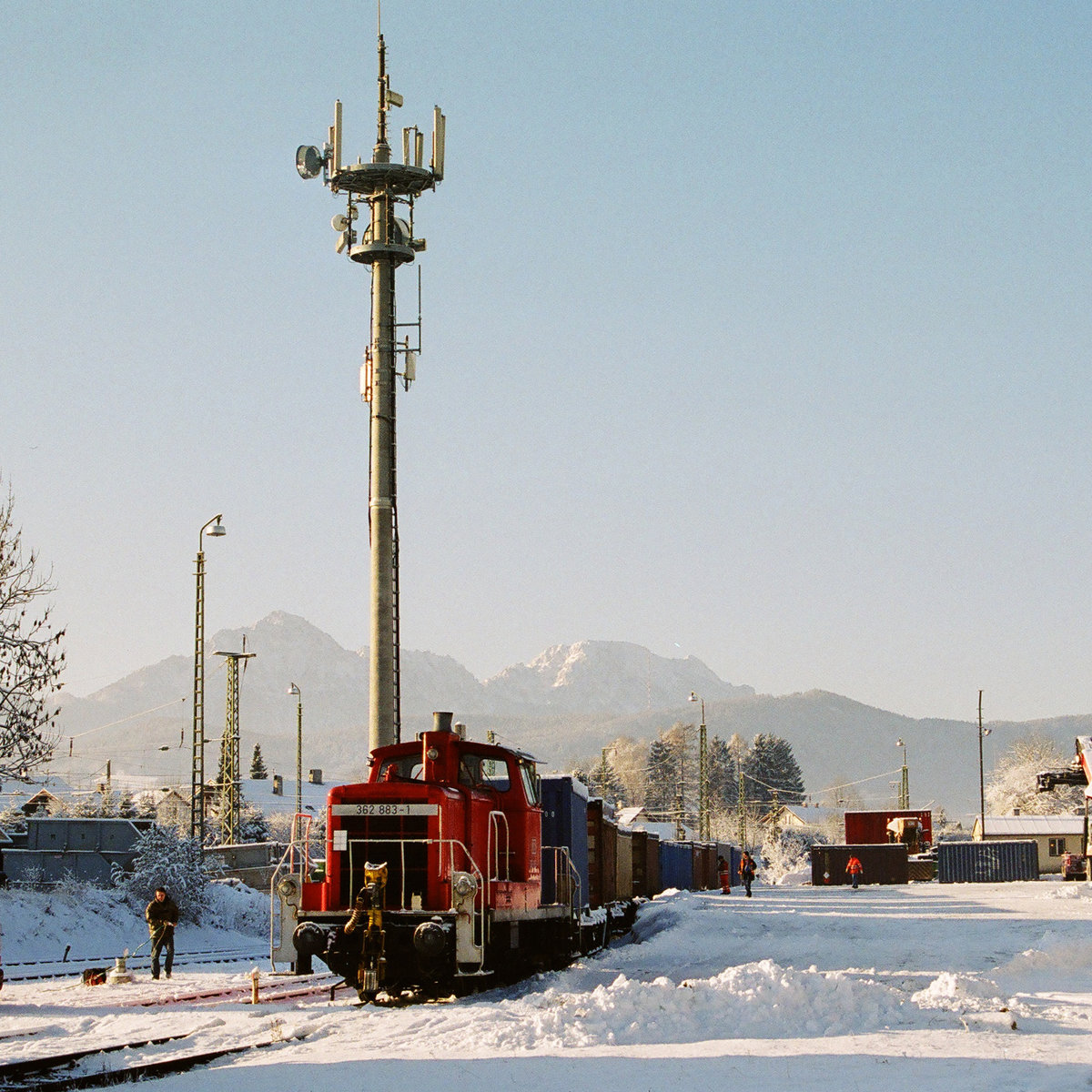 Am 20. Dezember 2004 versuchte Lok 362 883 im Containerterminal Freilassing die letzten Weihnachtsgeschenke pünktlich zum Empfänger zu rangieren.