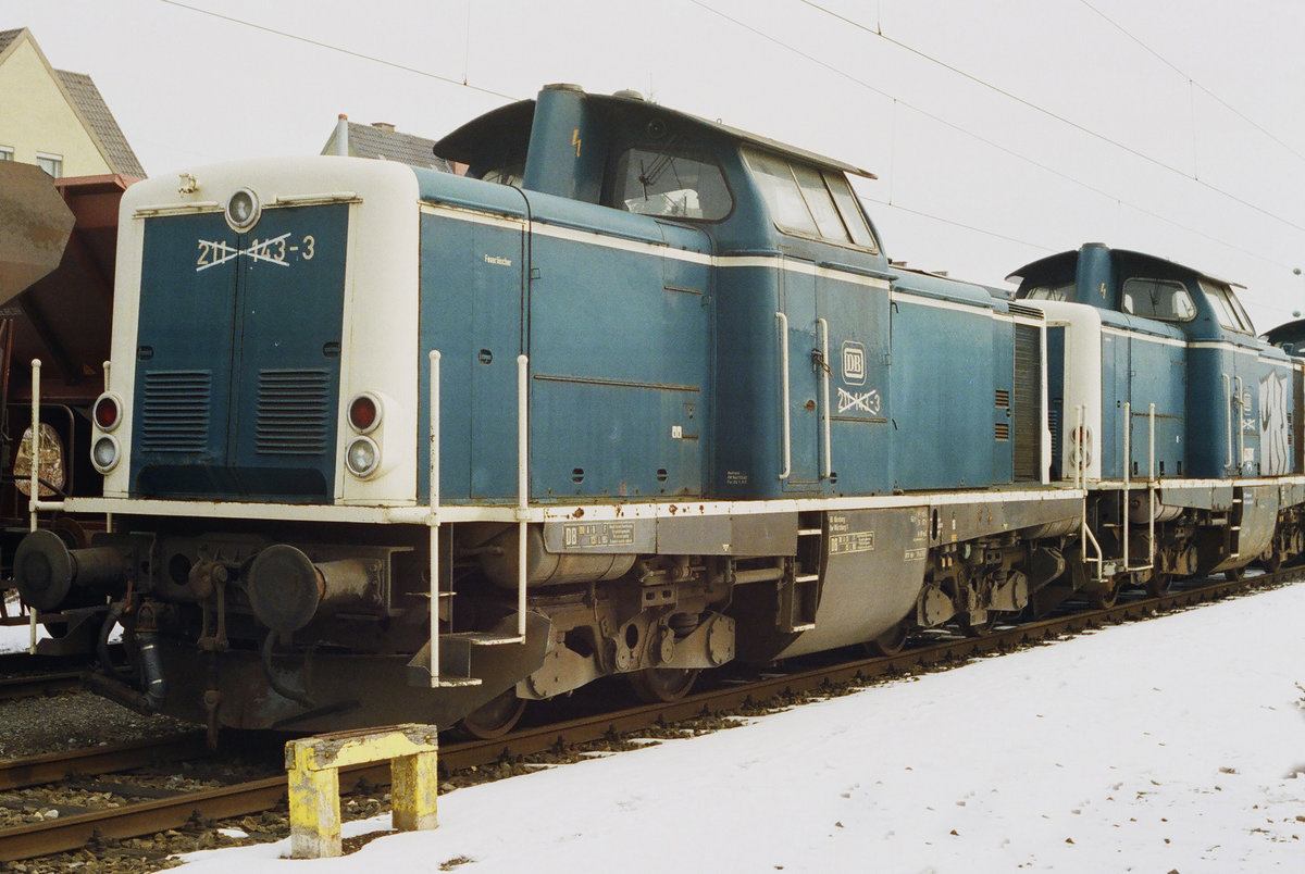 Am 20. Februar 1994 standen im Bahnhof Freilassing ausgemusterte Loks der BR 211. Hier die 211 143-3. Nach meiner damaligen Information sollten sie nach Süd-Ost-Europa verkauft werden.
