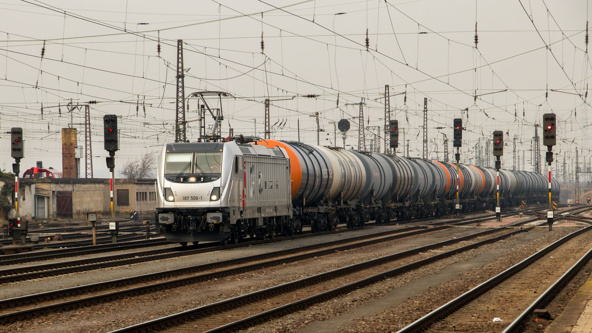 Am 20. Februar 2018 kam 187 506-1 mit einer langen Leine Kesselwagen im Bahnhof Großkorbetha an. 