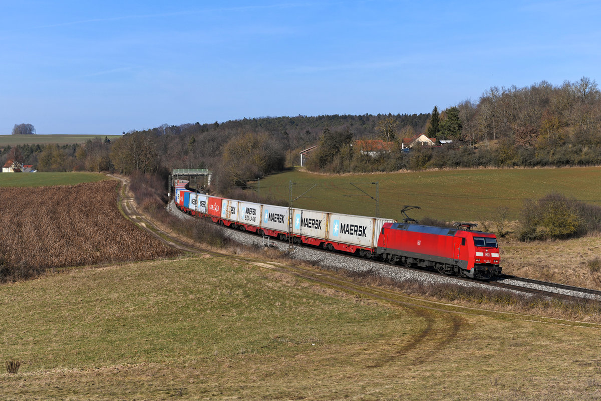 Am 20. Februar 2021 konnte die 152 012 vor dem KT 50385 aus Alte Süderelbe nach Regensburg Ost beobachtet werden. Bei Edlhausen in der Oberpfalz hat sie mit ihrem Containerzug ihr Ziel schon fast erreicht. 