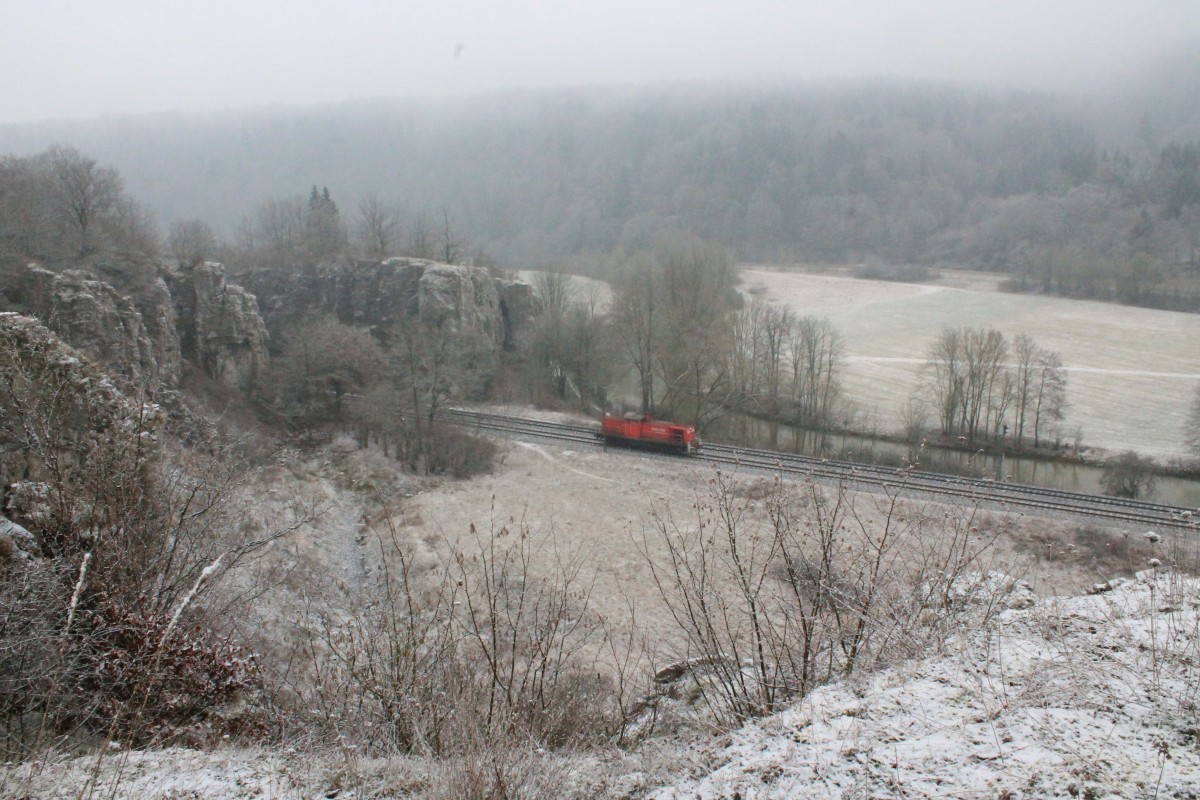 Am 20. Januar 2015 fährt eine einsame 290 von Ingolstadt in Richtung Treuchtlingen um Leerwagen abzuholen. Hier zu sehen kurz hinter Dollnstein zwischen den großen Felswänden.