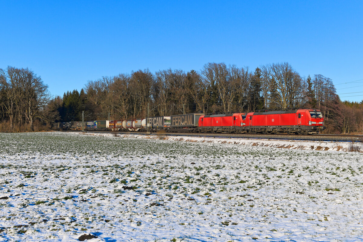 Am 20. Januar 2024 war im Inntal noch eine leichte Schneedecke vorhanden. An der von mir gerne aufgesuchten Fotostelle zwischen Reischenhardt und Brannenburg konnte ich am Nachmittag den mit 193 326 und 313 bespannten KLV-Zug KT 50231 von Hannover Linden nach Verona Q.E. aufnehmen. Inzwischen zeigt der Lack der DB Vectrons leider mehrheitlich deutliche Alterungsspuren. 
