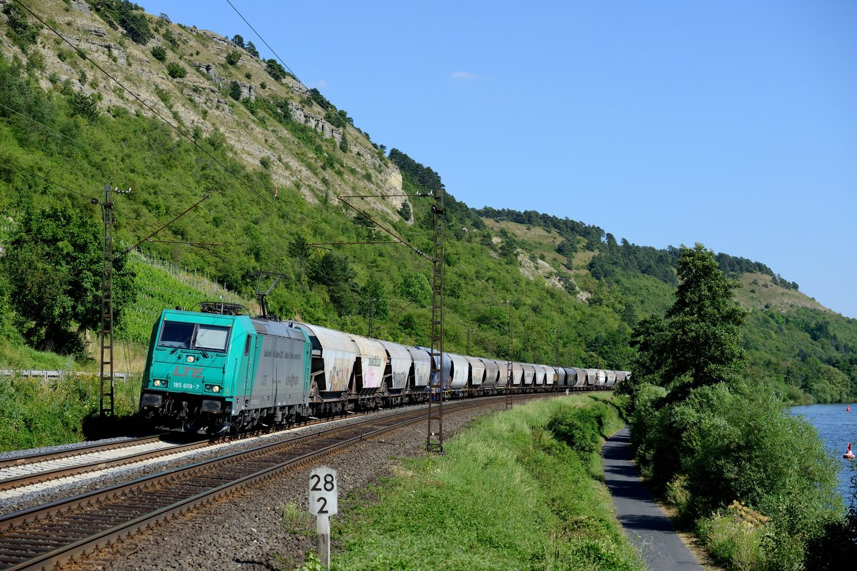 Am 20. Juli 2013 konnte auch ein Getreidezug in der Gegenrichtung aufgenommen werden, befördert von der LTE 185 608. Hier legt sich der Zug im Maintal zwischen Karlstadt und Gambach in die Kurve.