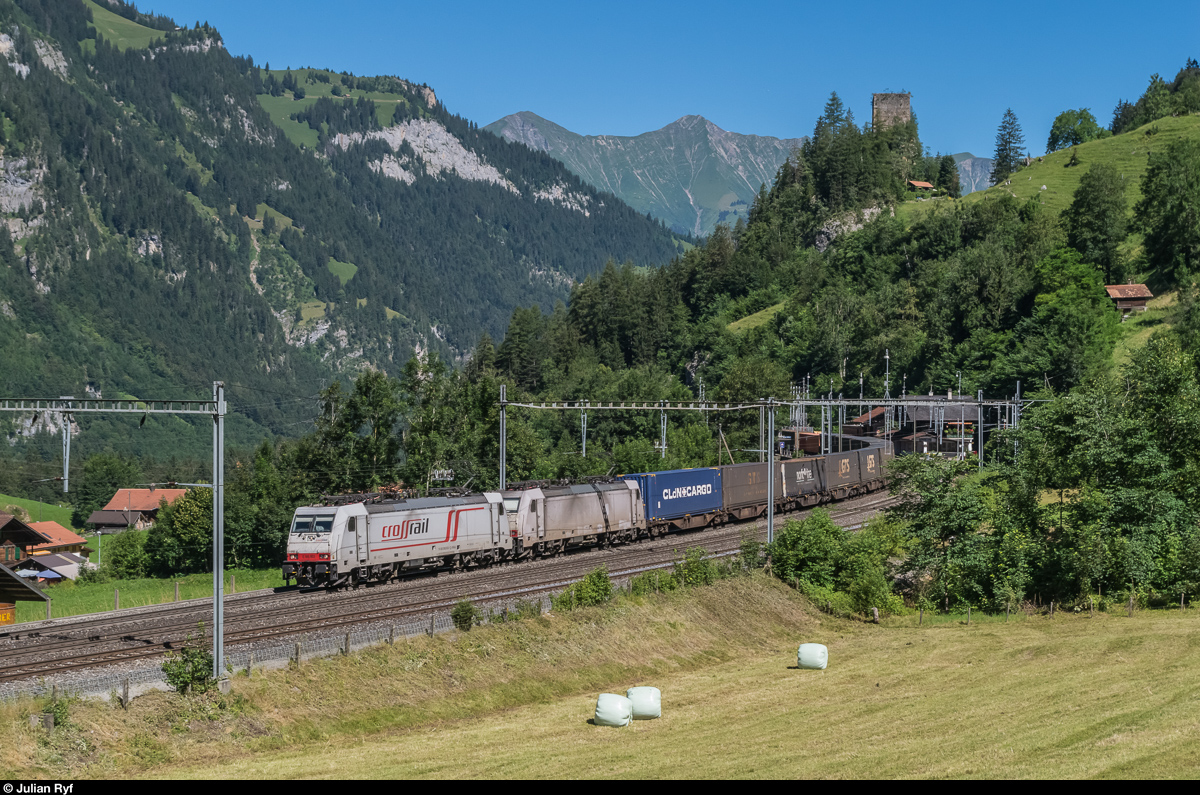 Am 20. Juli 2016 machte ich einen Ausflug an die Lötschberg-Nordrampe. Trotz des Basistunnels, war im Güterverkehr auf der Bergstrecke recht viel los.<br>
Zwei Crossrail 186er fahren mit einem UKV-Zug bei Blausee-Mitholz talwärts.