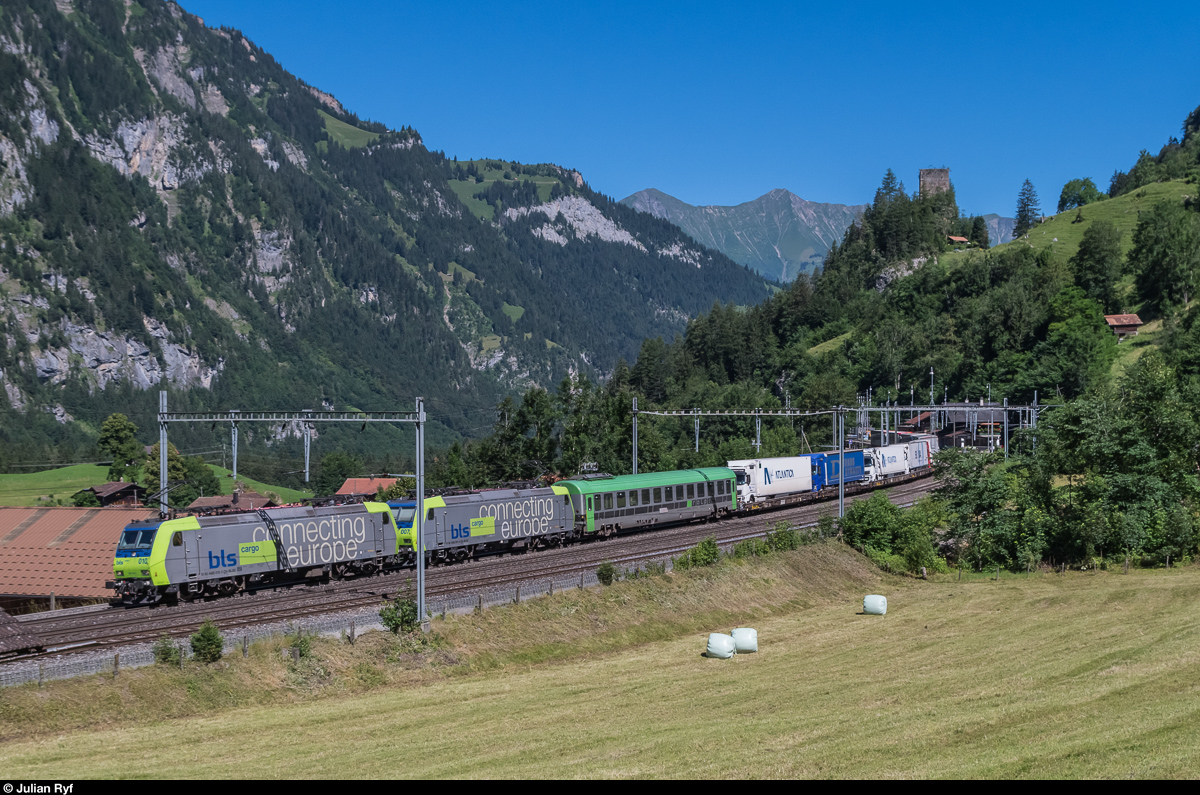 Am 20. Juli 2016 machte ich einen Ausflug an die Lötschberg-Nordrampe. Trotz des Basistunnels, war im Güterverkehr auf der Bergstrecke recht viel los.<br>
Re 485 010 und 007 befördern bei Blausee-Mitholz einen RoLa-Zug talwärts.