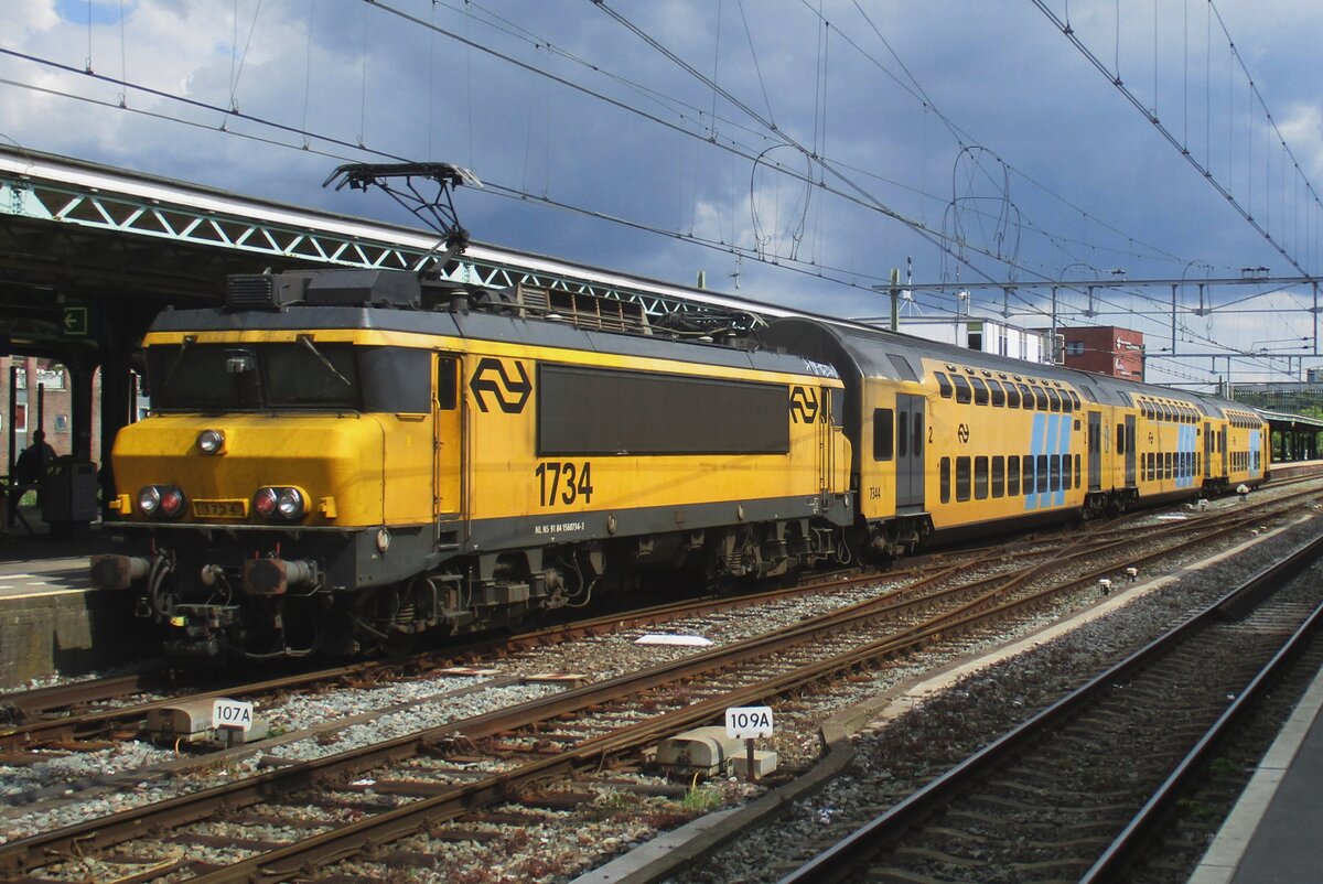 Am 20 Juli 2017 verlasst NS 1734 mit ein DD-AR Deventer auf der Weg nach Hengelo. Nicht die 1700er und die DD-AR DoStos sind verschwunden, auch das Passiergleis ist nicht mehr: in 2023 wurde dieser Gleis abgebrochen. 