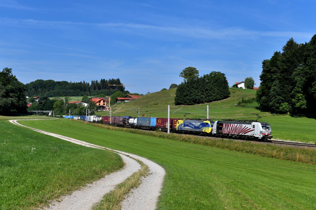 Am 20 Juli 2019 bespannten die 193 774 und die 189 912 den DGS 41853 nach Triest. Entstanden ist das Bild bei Axdorf im Chiemgau. 
