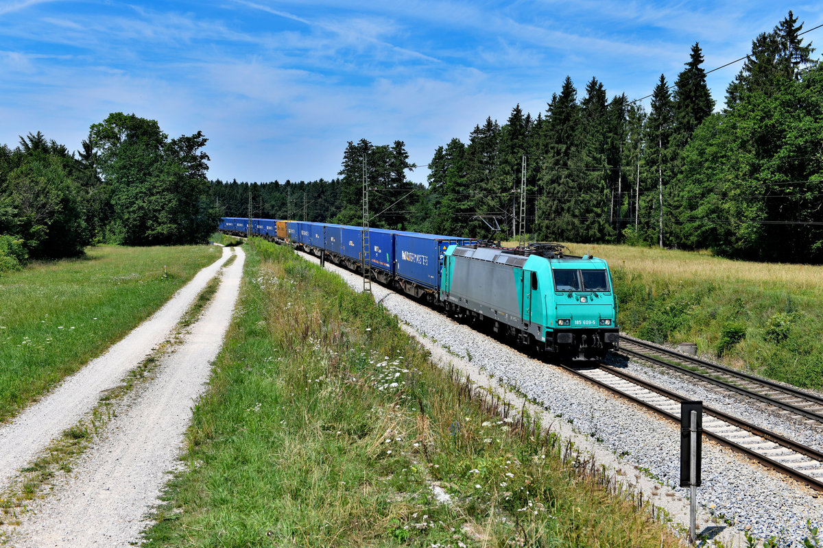Am 20. Juli 2019 wurde auch der sogenannte P&O-Shuttle DGS 40675 von Zeebrugge nach Oradea aufgrund der Sperre der Passauerbahn über Salzburg umgeleitet. Bai Amersberg konnte ich den von der an Railtraxx vermieteten 185 609 bespannten Containerzug aufnehmen.  