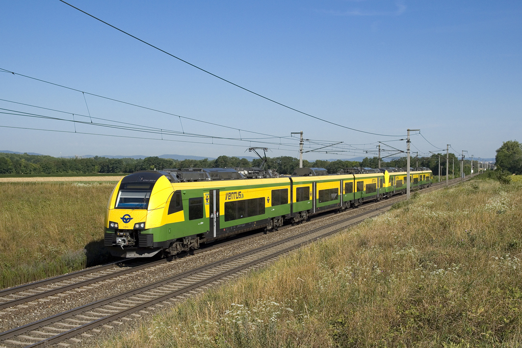 Am 20. Juli sind 4744 300 sowie 4744 304  Ventus  als SB 26025 in Richtung Bruck a. d. Leitha unterwegs und konnten nahe Gramatneusiedl festgehalten werden. 


