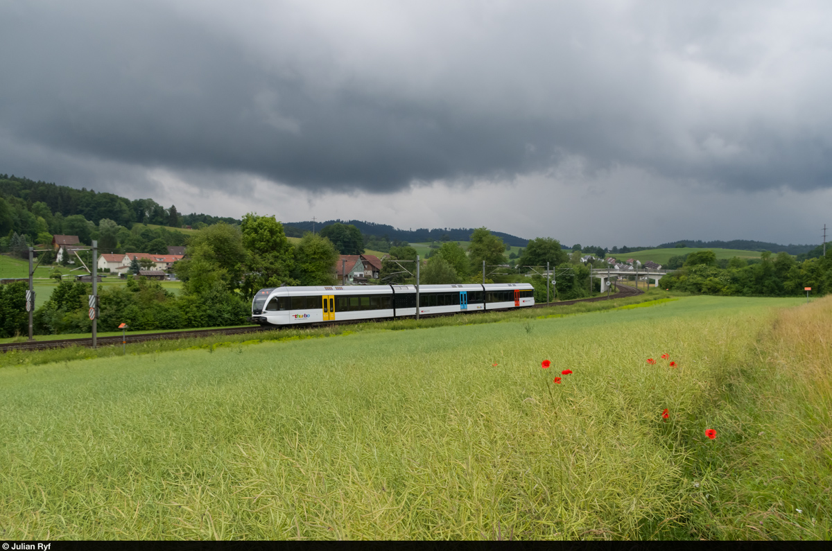 Am 20. Juni 2015 konnte ein THURBO GTW auf der S35 kurz nach Schottikon abgelichtet werden. Gerade rechtzeitig wurde es für die kurze Zeit der Durchfahrt etwas heller.
