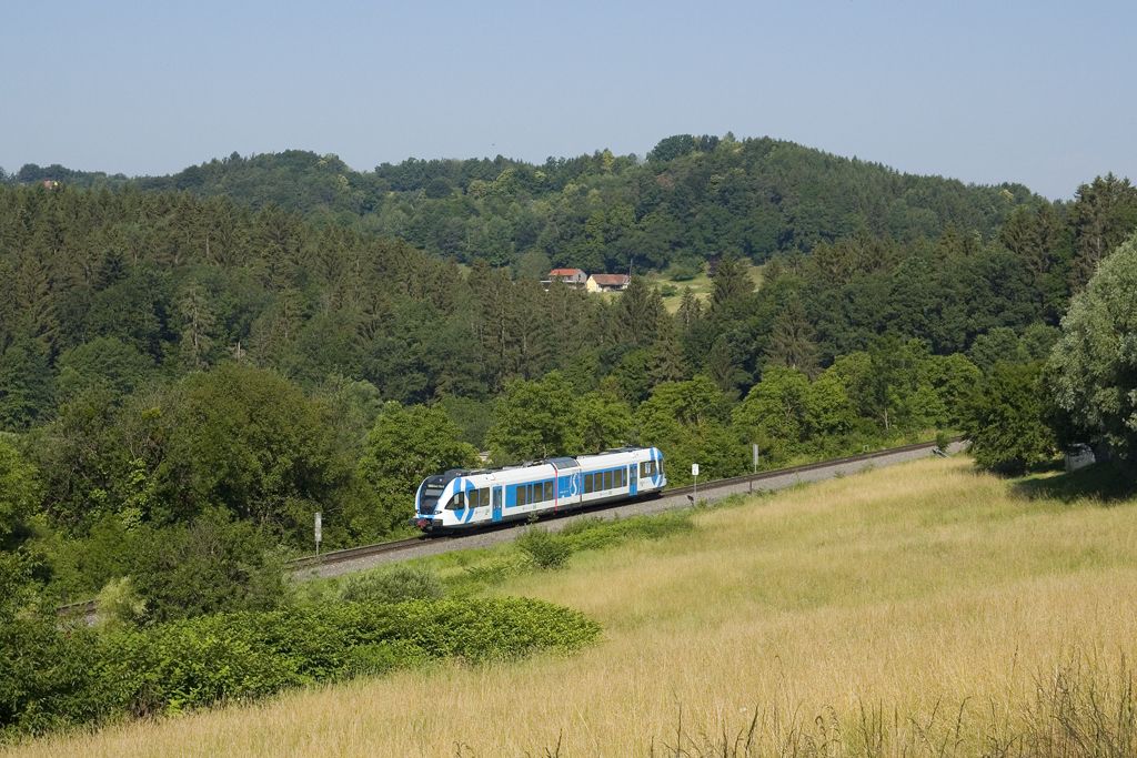 Am 20. Juni 2022 ist 5062 002 als SB 8623 von Graz Hbf. nach Weiz Nord unterwegs und konnte von mir bei Mitterlaßnitzberg zwischen den Bahnhöfen Laßnitzhöhe und Laßnitzthal fotografiert werden. 