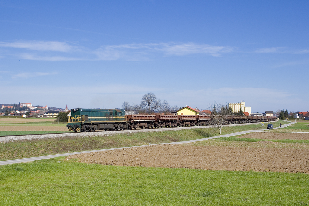 Am 20. März 2014 ist 644-005 mit Schüttgutzug bei Hajdina unterwegs, am linken Bildrand ist der Pettauer Schloßberg zu sehen.
