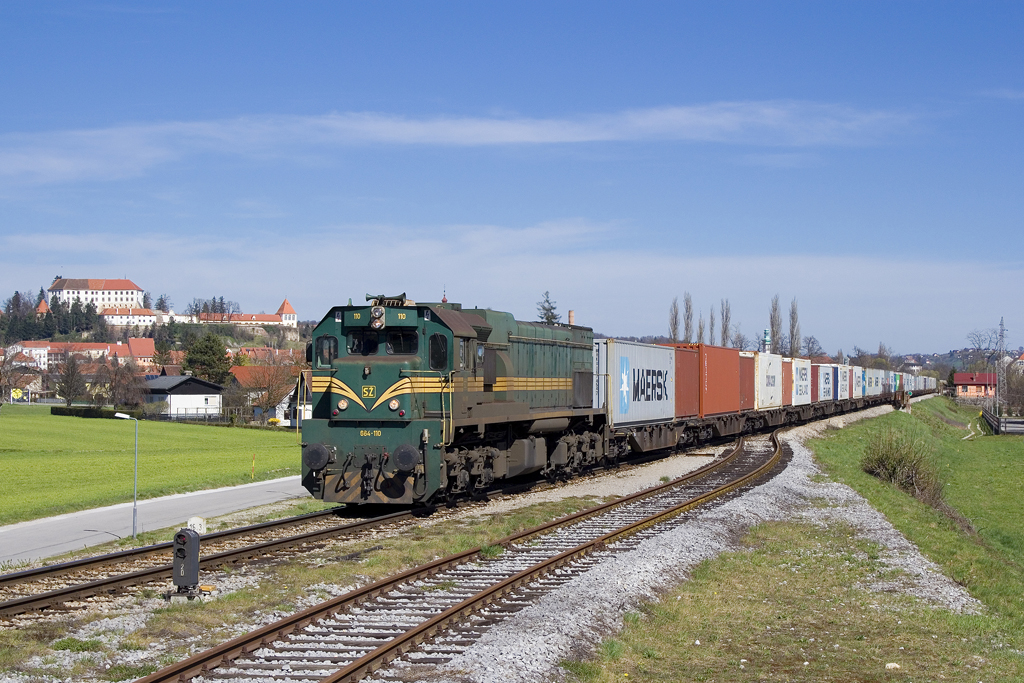Am 20. März 2014 ist 664-110 mit Containerzug bei Hajdina unterwegs, am linken Bildrand ist übrigens der Pettauer Schloßberg zu sehen.