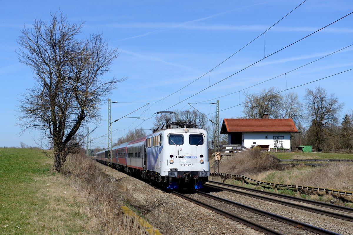 Am 20. März 2014 brachte die Lokomotion 139 177 einen Leerpersonenzug nach Kufstein. Am ehemaligen Block Hilperting wurde die ungewöhnliche Fuhre dokumentiert.