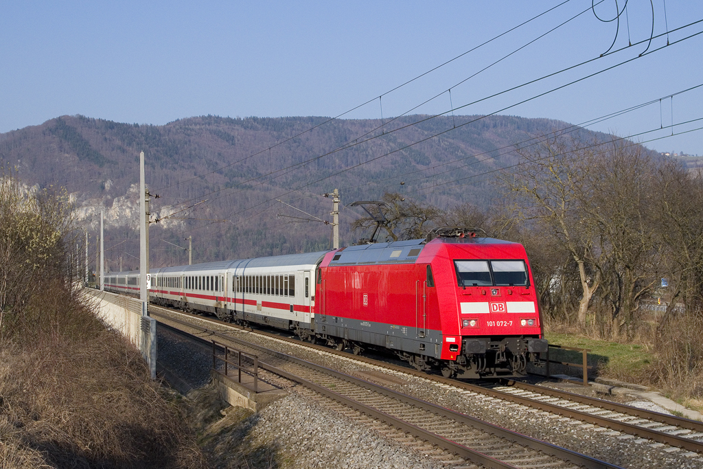 Am 20. März 2016 ist 101 072 mit EC 217 (Saarbrücken Hbf - Graz Hbf) bei Deutschfeistritz unterwegs.