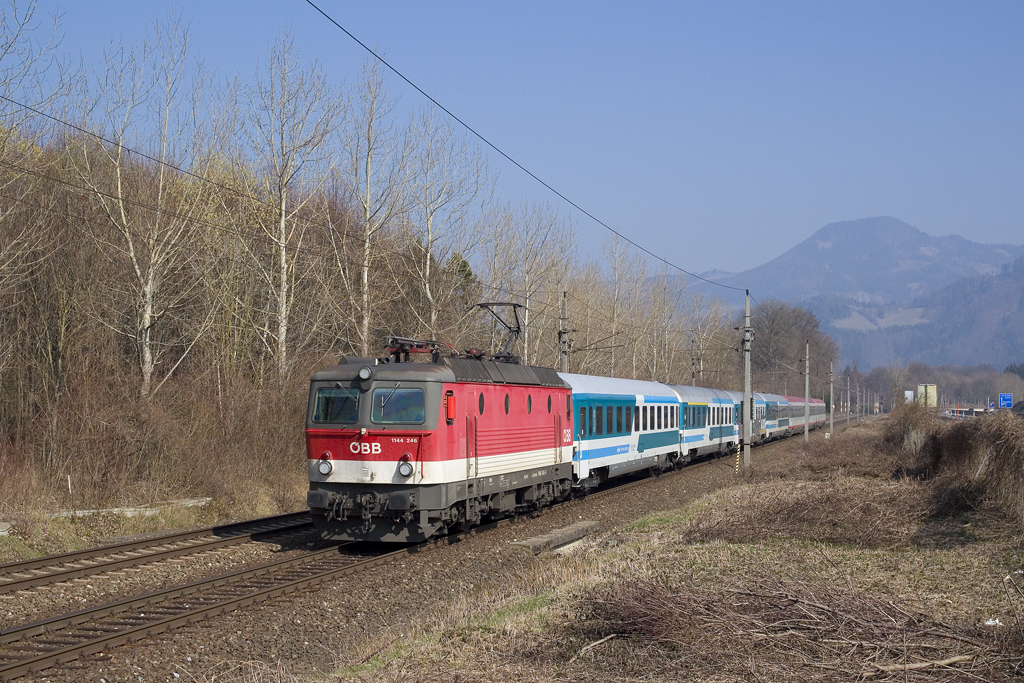 Am 20. März 2016 ist 1144 246 mit EC 151 (Wien Hbf - Ljubljana) bei Frohnleiten unterwegs.