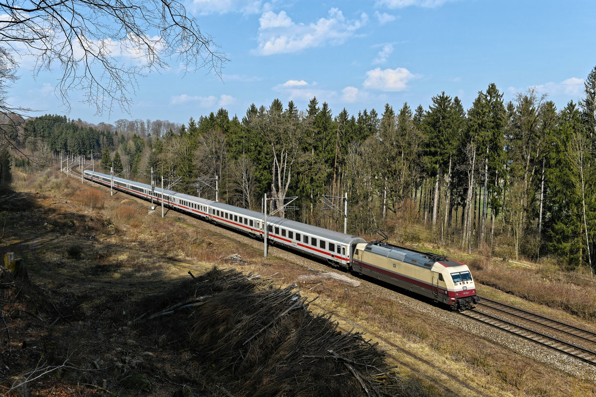 Am 20. März 2020 bespannte die 101 112 den EC 217 nach Graz. Die Lok weist die klassische TEE Lackierung in rot und beige der 1960er und 1970er Jahre auf. Entstanden ist diese Gestaltung auf Initative eines Verbundes von Modellbahnhändlern mit dem Namen  Die Wilde 13 . Die kantige Drehstromlok wirkt dadurch allerdings auch nicht eleganter. Die Aufnahme entstand bei Lorenzberg in Oberbayern. 