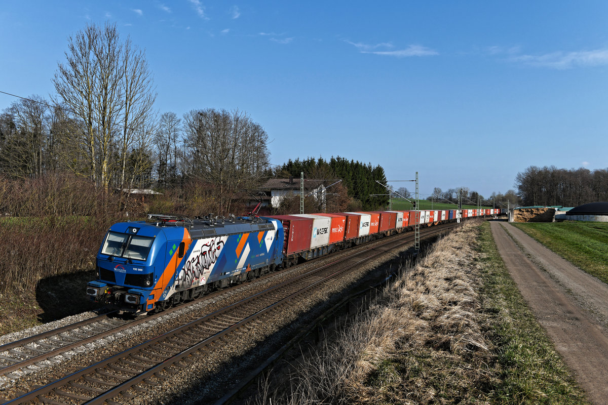 Am 20. März 2020 fuhr mir mein erster Smartron bei Vogl vor die Linse. Die von northrail angemietete 192 009 fährt für TXLogistik und hat auf dem standardmäßig vorgesehenen Grundlack in capriblau einige auflockernde bunte Farbflächen und den Schriftzug  Railfanatics  erhalten. Bei dem Zug handelte es sich um den DGS 43165 von Dradenau nach Wolfurt.