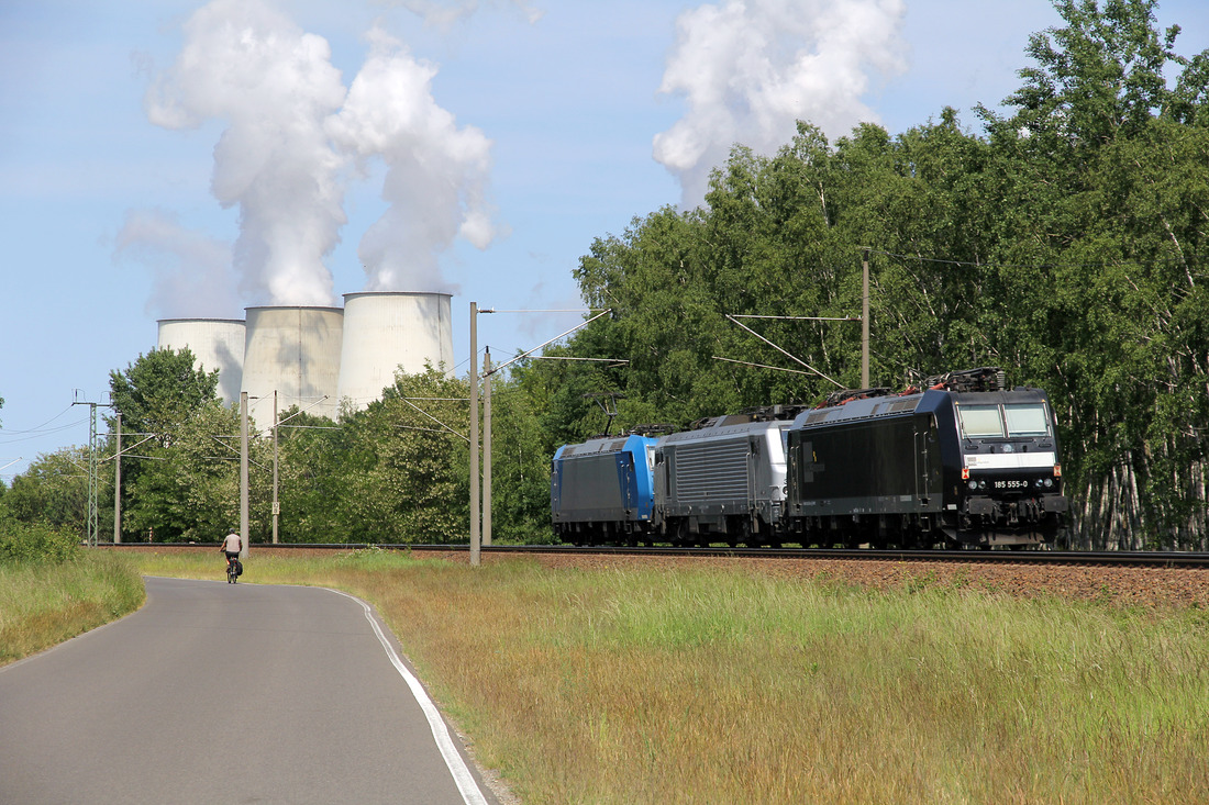 Am 20. Mai 2018 begegnete mir zwischen dem Haltepunkt Teichland und dem Bahnhof Peitz Ost dieses Trio.
Bei der Lok am Zugschluss handelte es sich um 185 555.