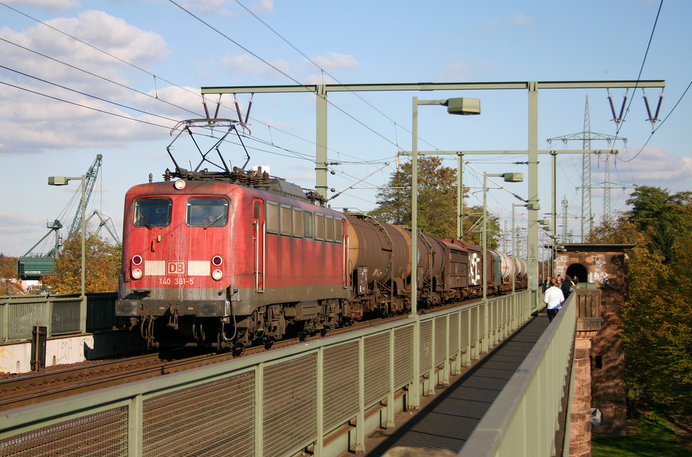 Am 20. Oktober 2007 konnte ich die  unsaubere  140 381 in Köln-Poll ablichten.