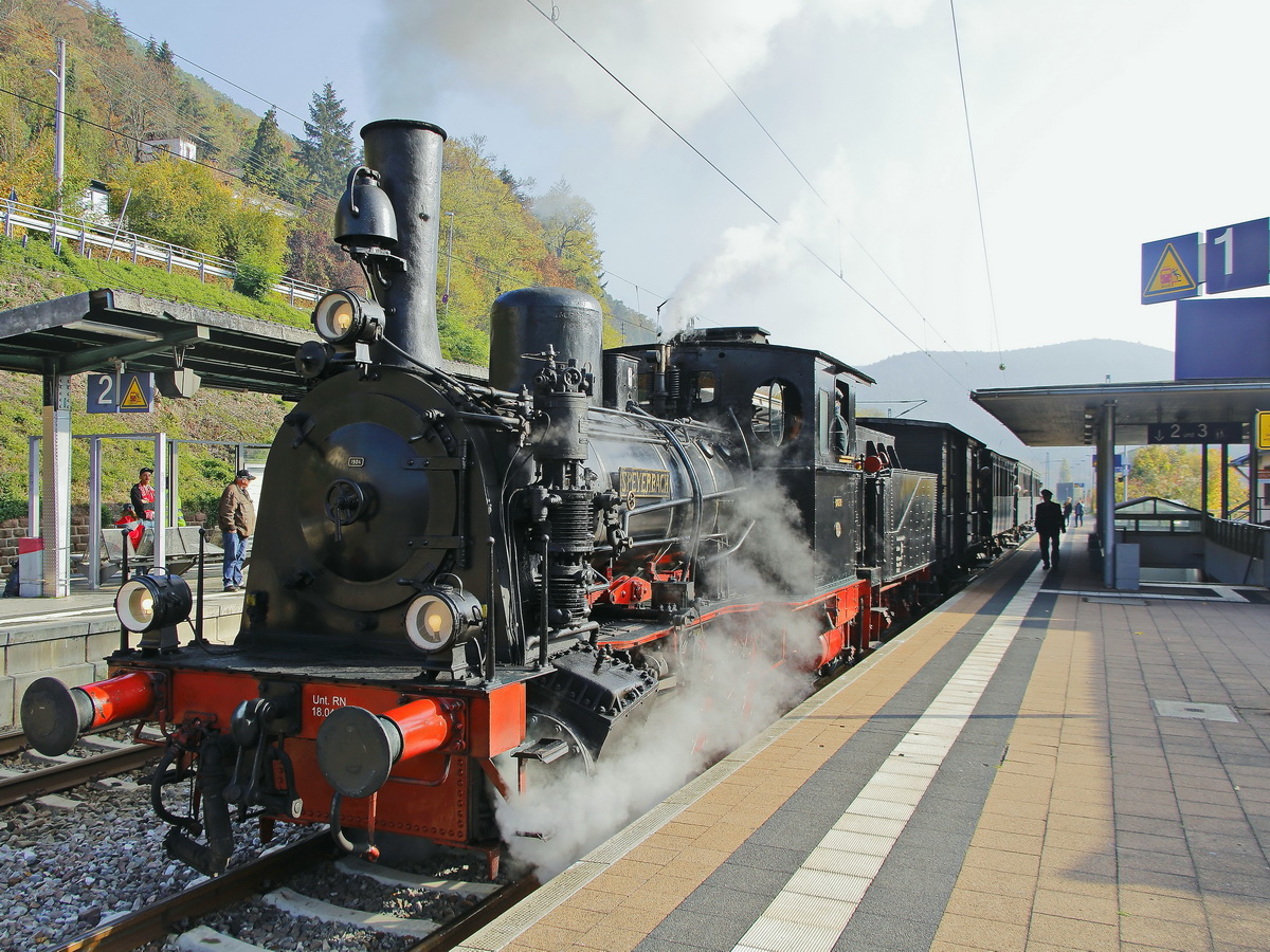 Am 20. Oktober 2018, Lokomotive Speyerbach im Bahnhof Lambrecht (Pfalz).