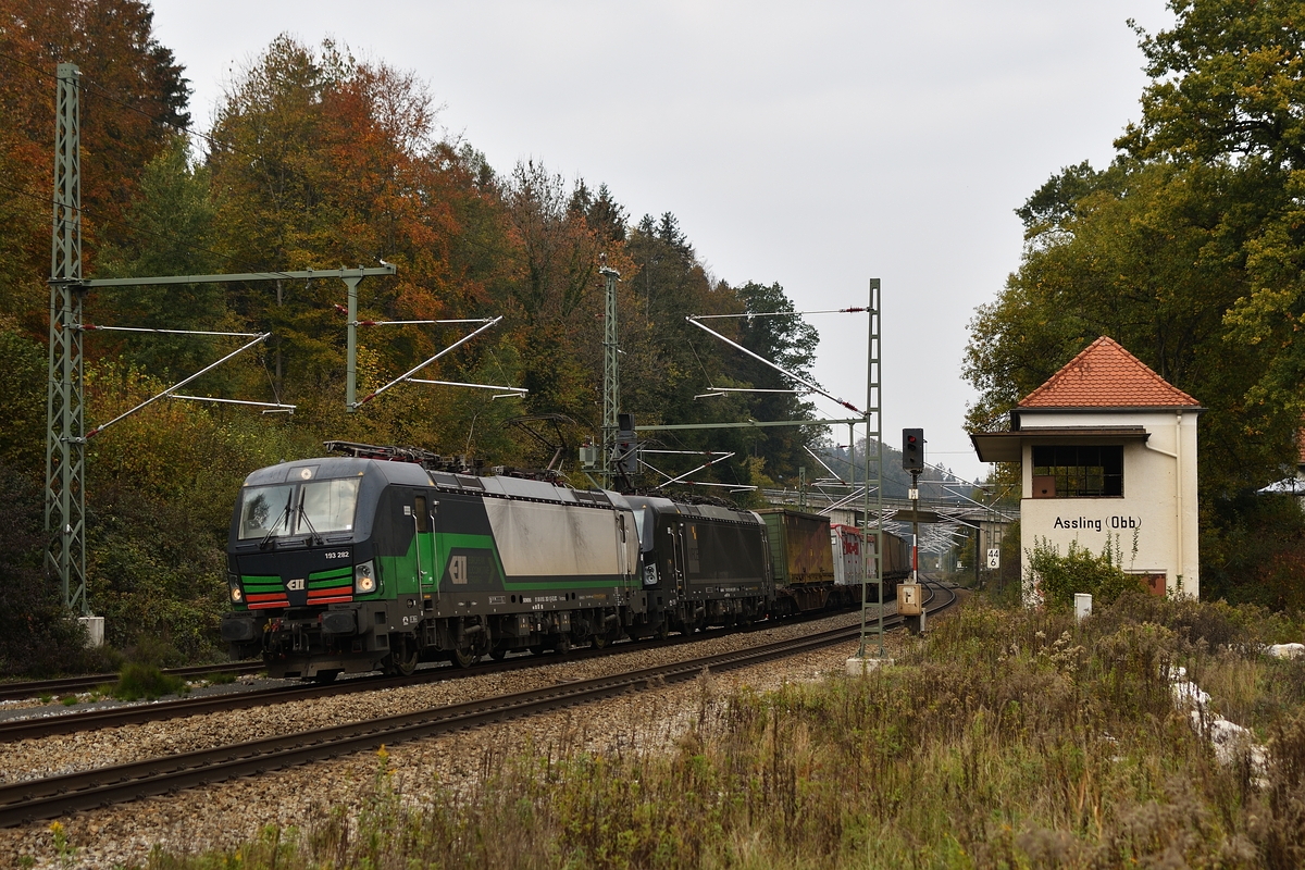 Am 20. Oktober 2018 zieht eine Vectron-Doppeltraktion einen Klv-Zug durch Aßling Richtung Rosenheim. Angeführt wird der Zug von 193 282.