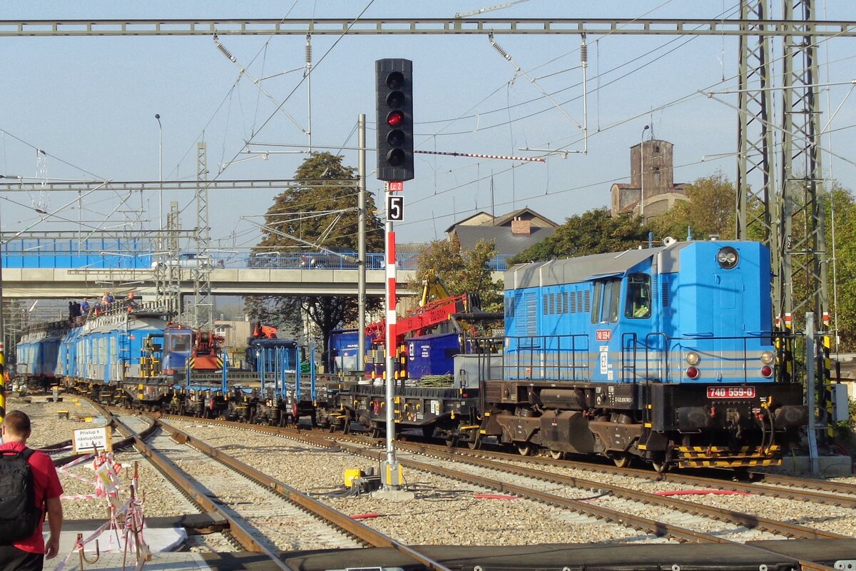 Am 20 September 2018 ist 740 559 mit ein Gleisbauzug an die Arbeit in Beroun.