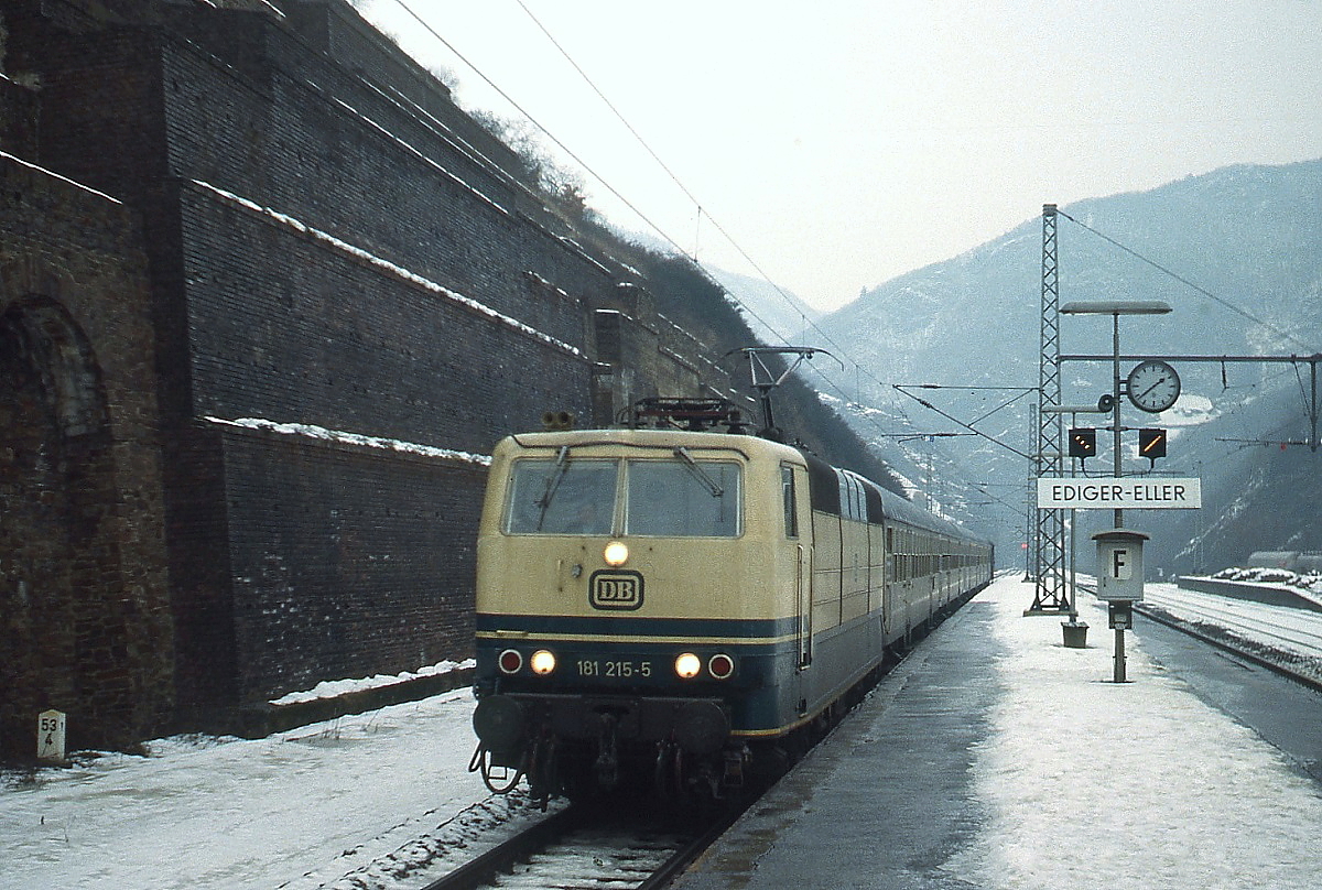 Am 20.01.1979 fährt 181 215-5 in den Bahnhof Ediger-Eller ein