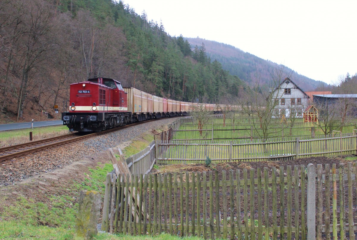 Am 20.02.16 fuhr 112 703-4(Press) mit einem Hackschnitzelzug ab Ebersdorf-Friesau Richtung Saalfeld. Hier zu sehen bei Hockeroda.