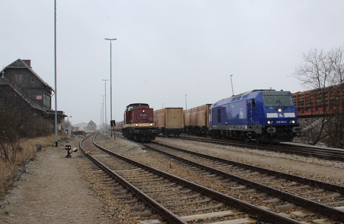 Am 20.02.16 zog 246 049-2(Press) einen Hackschnitzelzug in Ebersdorf-Friesau in den Bahnhof.
112 703-4(Press) wartet schon.