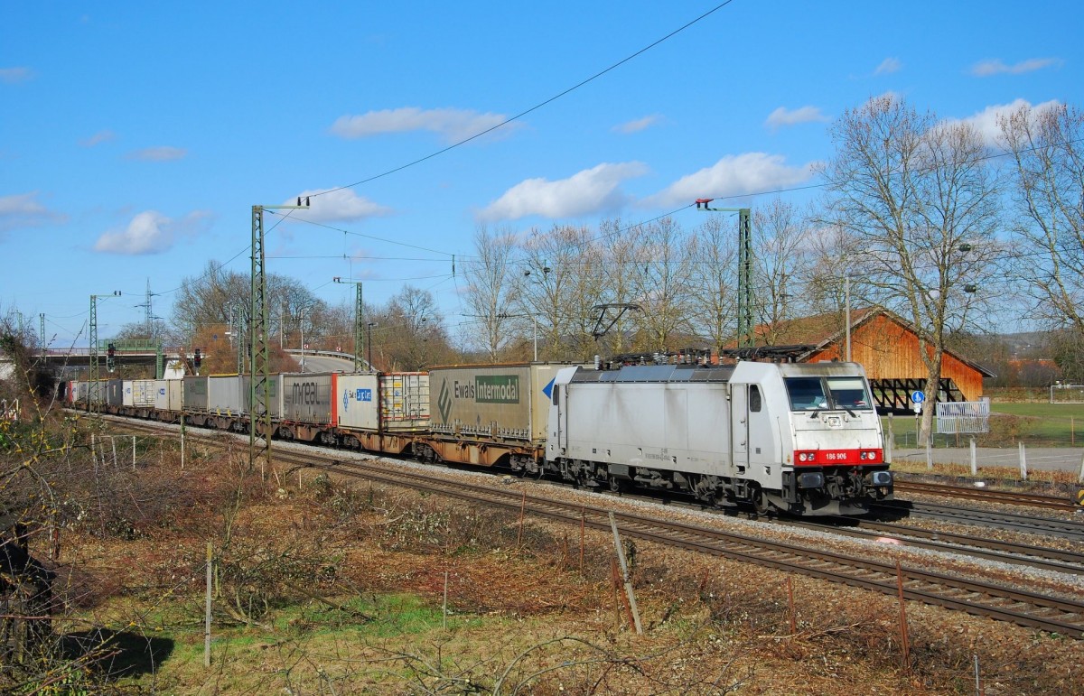 Am 20.02.2014 fuhr die CB Rail/Crossrail 186 906 mit dem DGS 46975 durch die Überholgleise in Haltingen in Richtung Basel. Das vordere Überholgleis, im Bild, ist seit mitte Februar stillgelegt, da dort in Zukunft neue Durchgangsgleis, für den 6-Gleisigen Ausbau, der hier hin kommen soll.