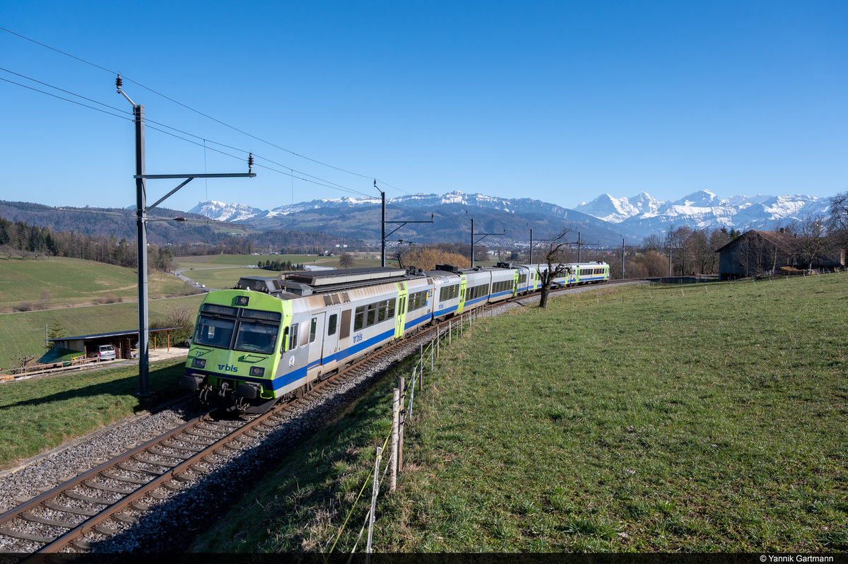 Am 20.02.2021 ist BLS RBDe 565 737 als S4 15455 von Uetendorf nach Langnau i.E. unterwegs und konnte hier zwischen Uetendorf und Seftigen aufgenommen werden.