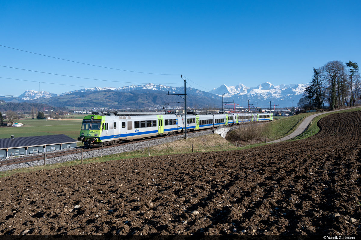 Am 20.02.2021 ist BLS RBDe 565 727 unterwegs als S4 15459 von Uetendorf nach Langnau i.E. und konnte hier vor wunderschönem Bergpanorama zwischen Uetendorf und Seftigen aufgenommen werden.