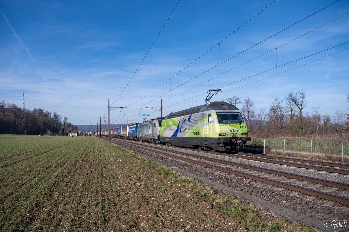 Am 20.02.2021 überraschte die Re 465 001 in Doppeltraktion mit der 186 103 den Fotografen. Sie fuhr mit dem 40371 von Basel in den Süden und konnte am Nachmittag in Frenkendorf-Füllinsdorf abgelichtet werden.