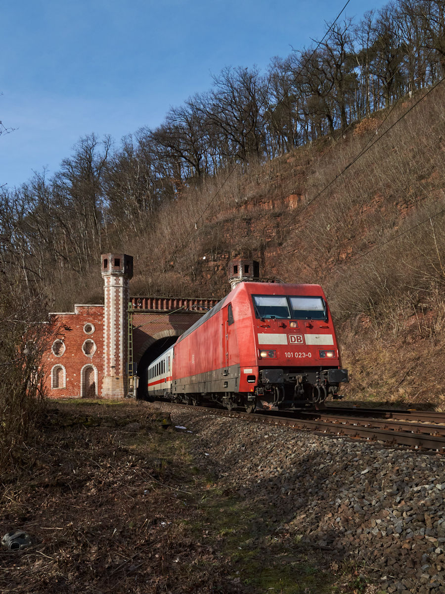 Am 20.02.2021 war 101 023 mit IC 2155 am Haken unterwegs von Köln nach Gera. Gerade wurde der Guxhagener Tunnel in der Nähe von Kassel verlassen.